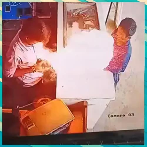 Mobile phoneâ€™s battery explodes in manâ€™s hand during repairing