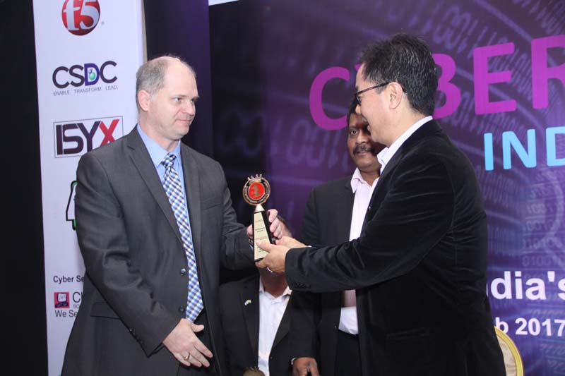 Shri. Kiren Rijiju, MoS for Home Affairs, Govt. of India felicitating Eric Loit, Chief Systems Architect, RAN International with a Memento