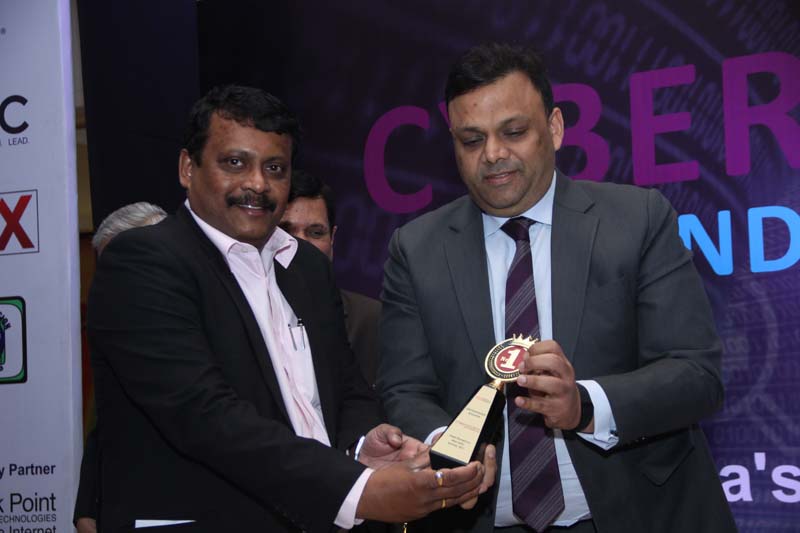 Deepak KUmar Sahu,Chief editor-VARINDIA giving Memento to Dr. Arvind Gupta, National Technology Head, Bhartiya Janata Party