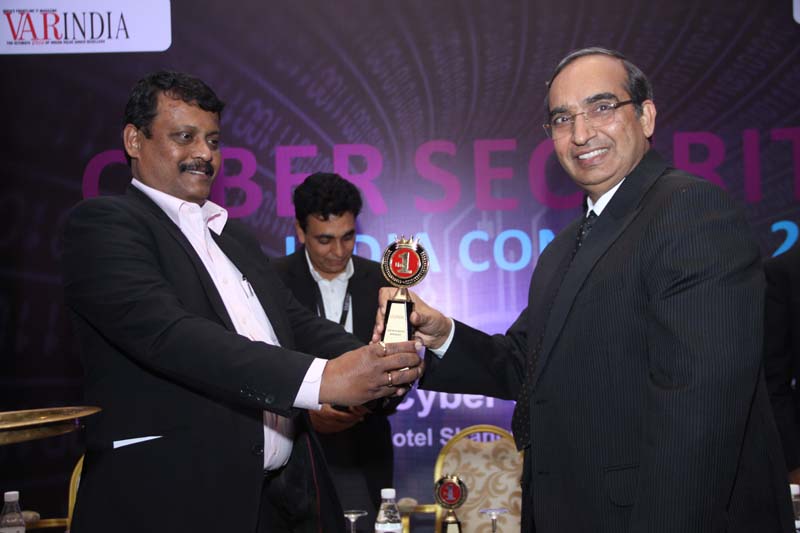 Deepak Kumar Sahu facilitating Mr. Vipin Tyagi with a token of appreciation