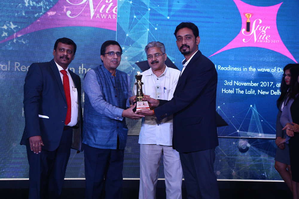 AMIT GUJRAL,CMO-LG ELECTRONICS INDIA is recognised with CMO leadership award 2017, being presented by Vinit Goenka, Member-IT Taskforce, Ministries of