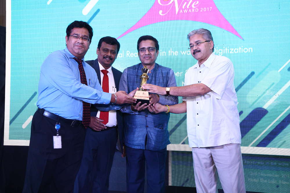 SRIHARI PALANGANA,DIRECTOR MARKETING -INDIA-DELL EMC is recognised with CMO leadership award 2017, being presented by Vinit Goenka, Member-IT Taskforc