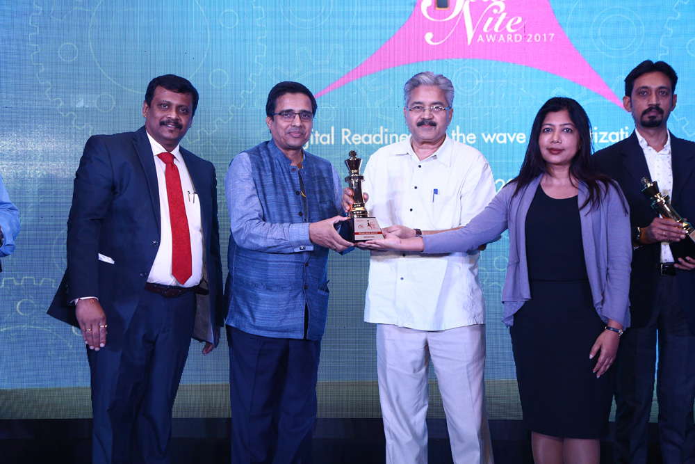 MONALISHA SAHOO,SENIOR VP-MARKETING-VODAFONE BUSINESS SERVICES is recognised with CMO leadership award 2017 being presented by Vinit Goenka, Member-IT