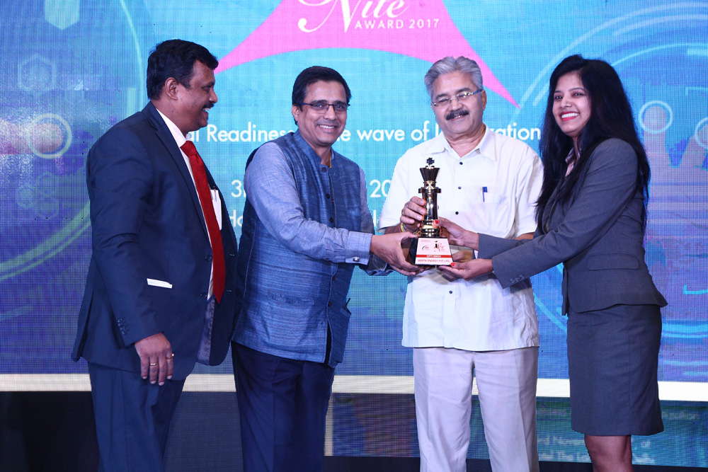 DIPTI SINGH,HEAD-MARKETING & COMMUNICATIONS-VERTIV ENERGY PVT. LTD. is recognised with CMO leadership award 2017 being presented by Vinit Goenka, Memb