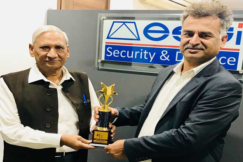 ESSI Integrated Technologies receiving the award for the Best  Networking Partner at VAR Symposium 17th Star Nite Awards 2018