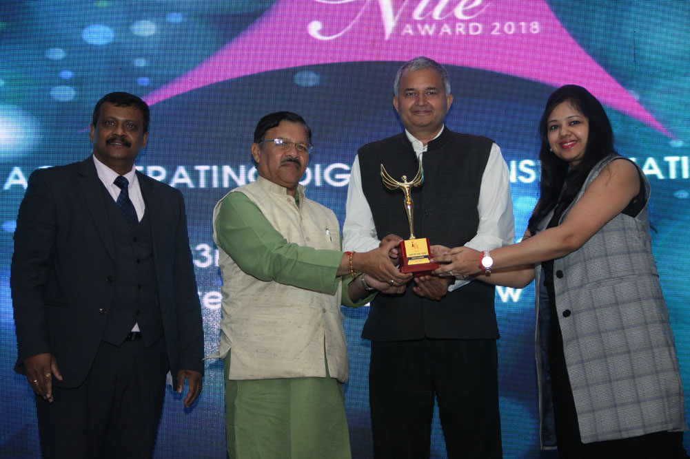 Deepti Sharma from SUSE India receiving the Best CMO Award at 17th Star Nite Awards 2018.