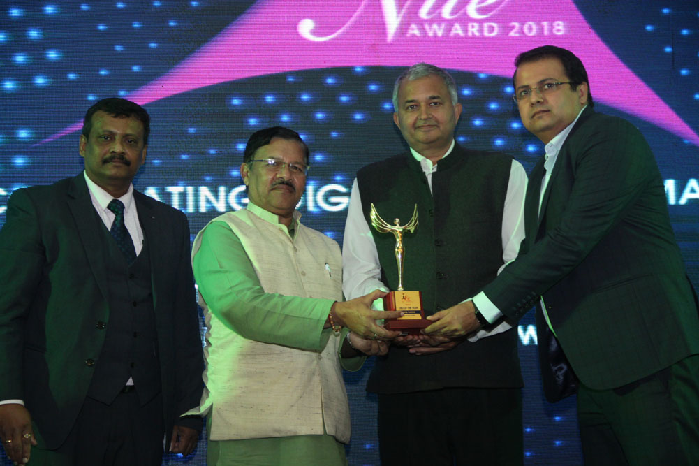 Nikhil Sharma from VEEAM Software receiving the Best CMO Award at 17th Star Nite Awards 2018.