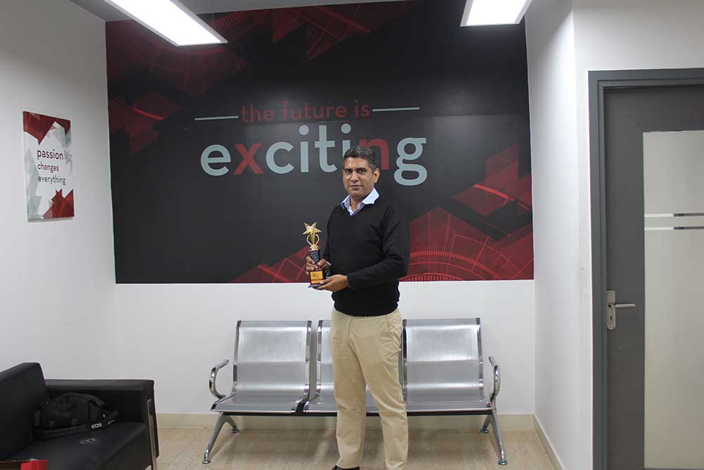 Corpkart receiving  the award for the Best IT Service Provider at VAR Symposium - 17th Star Nite Awards 2018