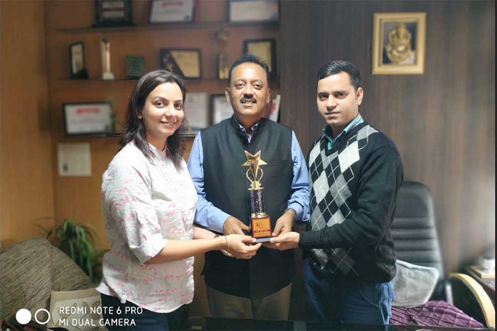 Cache Infotech receiving the award for the Best System Integrator at VAR Symposium - 17th Star Nite Awards 2018