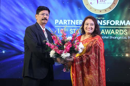 Welcoming Dr B K Murthy, Scientist G and Group Coordinator – MeitY at 18th Star Nite Awards 2019