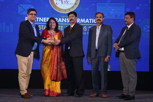 The BEST OPEN SOURCE INFRASTRUCTURE SOLUTION COMPANY Award goes to RED HAT India Pvt. Ltd. being given away by Dr. B K Murthy, Scientist G and Group H
