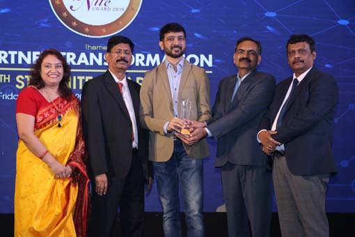 The BEST MEMORY MODULE Award goes to KINGSTON TECHNOLOGY being given away by Dr. B K Murthy, Scientist G and Group Head (R&D in IT) - MeitY, Govt. of 