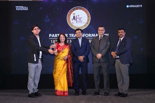 The BEST ENTERPRISE SOLUTION COMPANY Award goes to TEAMVIEWER INDIA PVT.LTD. being given away by Dr. Harold D’costa, CEO- Intelligent Quotient Securit
