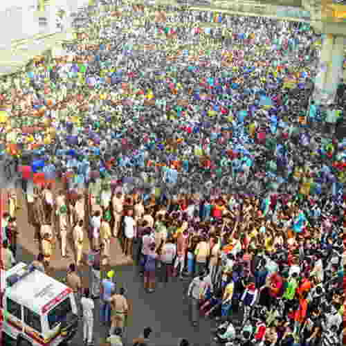 FIR filed against 1,000 people over Bandra incident, lathicharge to control the crowd